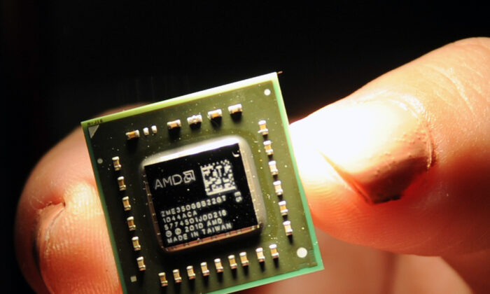 Un chip del tamaño de una moneda, utilizado en unidades centrales de procesamiento y una unidad de procesamiento gráfico desarrollada por Advanced Micro Devices (AMD), con sede en Estados Unidos, se muestra durante una conferencia de prensa celebrada en Taipei, el 24 de mayo de 2011. (Sam Yeh/AFP a través de Getty Images)