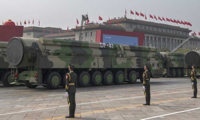 Los nuevos misiles balísticos intercontinentales DF-41 del ejército chino, que supuestamente pueden llegar a Estados Unidos, se ven en la plaza de Tiananmen en Beijing, China, el 1 de octubre de 2019, en un desfile para celebrar el 70º aniversario de la fundación de la República Popular China de 1949. (Kevin Frayer/Getty Images)
