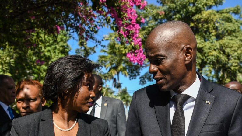 El asesinado presidente de Haití, Jovenel Moise (d), llega con la primera dama, Martine Moise (i), a la ceremonia oficial del décimo aniversario del terremoto de Haití en Puerto Príncipe (Haití), el 12 de enero de 2020. (Chandan Khanna/AFP vía Getty Images)