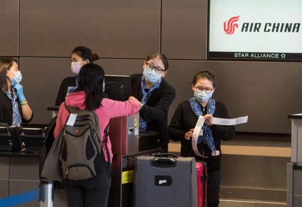 Ciudadanos chinos se registran para su vuelo de Air China a Beijing, en el Aeropuerto Internacional de Los Ángeles, en California, el 2 de febrero de 2020. (Mark Ralston/AFP a través de Getty Images)