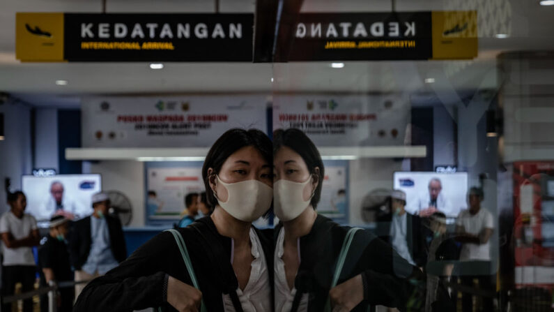 Una pasajera usa una máscara protectora en la terminal de llegadas del Aeropuerto Internacional Adisucipto, el 5 de marzo de 2020, en Yogyakarta, Indonesia. (Ulet Ifansasti/Getty Images)