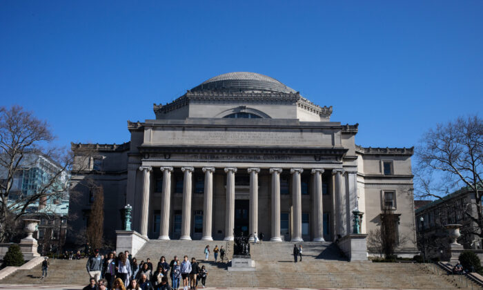 La gente camina en el campus de la Universidad de Columbia, en la ciudad de Nueva York, el 9 de marzo de 2020. (Jeenah Moon/Getty Images)