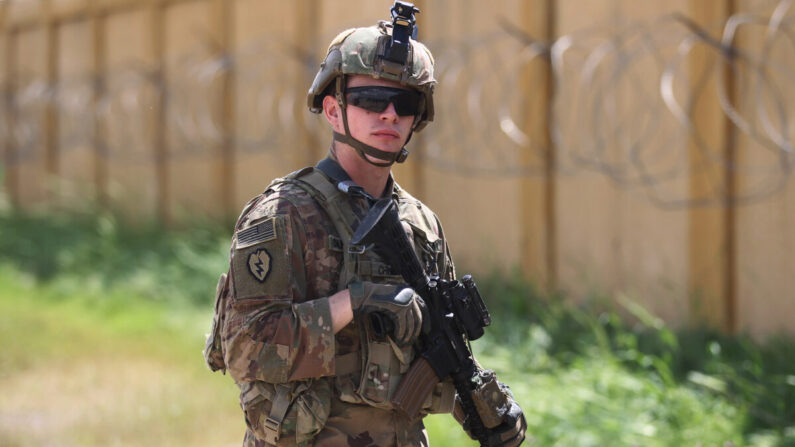 Un soldado del ejército estadounidense está de guardia en la base aérea K1, al noroeste de Kirkuk, en el norte de Irak, el 29 de marzo de 2020. (Ahmad Al-Rubaye/AFP vía Getty Images)