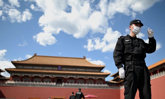 Un agente de seguridad monta guardia frente a una entrada a la Ciudad Prohibida mientras se clausura la Conferencia Consultiva Política de los Pueblos Chinos en Beijing el 27 de mayo de 2020. (Noel Celis/AFP a través de Getty Images)