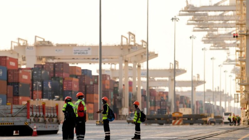 Empleados con mascarillas contra el covid-19, son fotografiados en el puerto de Jebel Ali, operado por el operador de puertos gigantes con sede en Dubai DP World, en las afueras del sur del emirato del Golfo de Dubái, el 18 de junio de 2020. (Karim Sahib/AFP vía Getty Images)