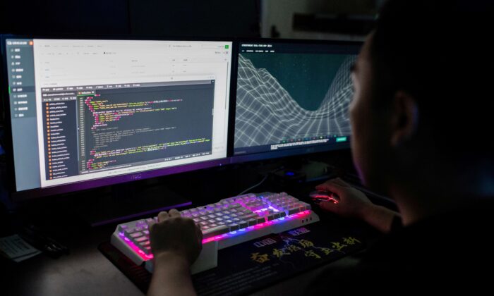 Un miembro del grupo de piratas informáticos Red Hacker Alliance utiliza un sitio web que supervisa los ciberataques mundiales en su ordenador en una oficina de Dongguan, en la provincia china de Guangdong, el 4 de agosto de 2020. (Nicolas Asfouri/AFP vía Getty Images)