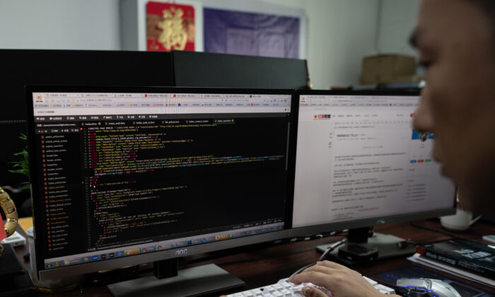 Prince, un miembro del grupo de piratas informáticos Red Hacker Alliance que se negó a dar su nombre real, utiliza su computadora en su oficina en Dongguan, provincia de Guangdong, al sur de China, el 4 de agosto de 2020. (Nicolas Asfouri/AFP vía Getty Images)