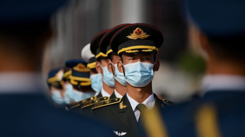 Guardias de honor chinos con mascarillas en la plaza de Tiananmen de Beijing el 30 de septiembre de 2020. (Noel Celis/AFP vía Getty Images)