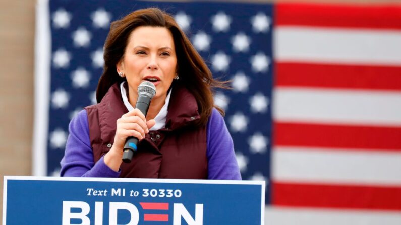 La gobernadora de Michigan, Gretchen Whitmer, participa en una parada de campaña en IBEW Local 58 el 25 de octubre de 2020 en Detroit, Michigan. (JEFF KOWALSKY/AFP a través de Getty Images)