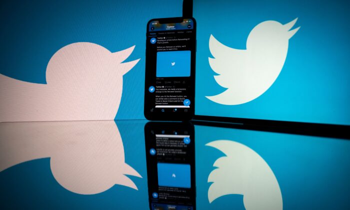 El logo de la red social estadounidense Twitter en la pantalla de un smartphone y de un tablet en Toulouse, Francia, el 26 de octubre de 2020. (Lionel Bonaventure/AFP vía Getty Images)