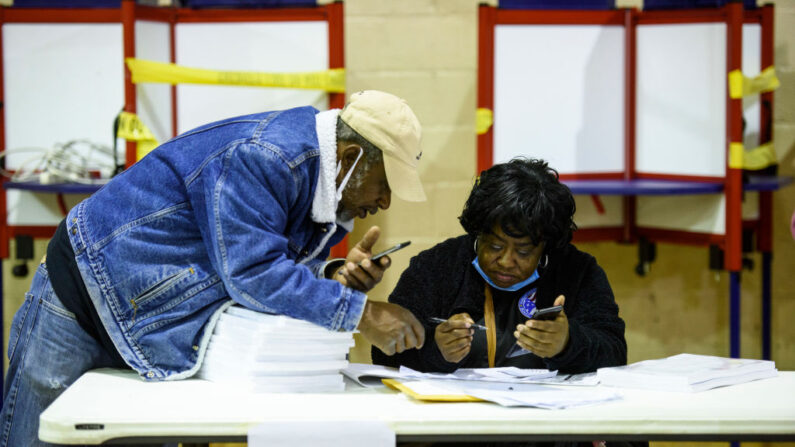 Voluntarios cuentan el número de papeletas y tabulaciones donde se organizan los materiales electorales del condado frente a la Junta Electoral del Condado de Robeson el 3 de noviembre de 2020 en Lumberton, Carolina del Norte. (Melissa Sue Gerrits/Getty Images)