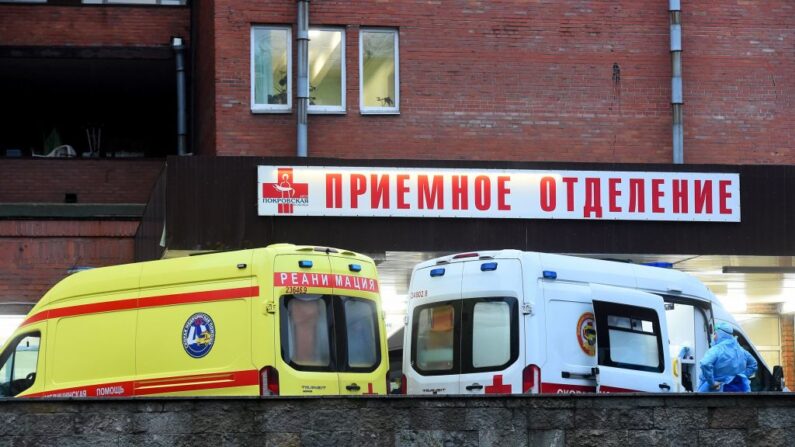 En una foto de archivo, las ambulancias hacen cola frente al hospital Pokrovskaya de San Petersburgo, el 21 de diciembre de 2020. (Olga Maltseva/AFP vía Getty Images)