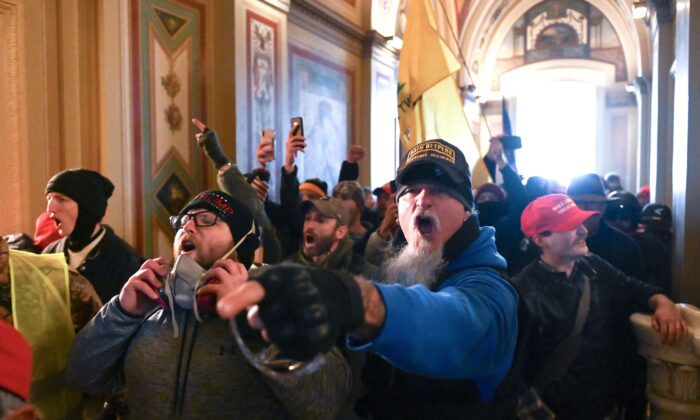 Simpatizantes de Donald Trump protestan dentro del Capitolio en Washington el 6 de enero de 2021. (Roberto Schmidt/AFP vía Getty Images)