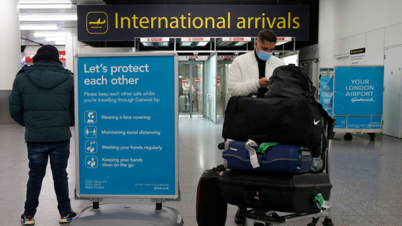 Un viajero llega a la terminal norte del aeropuerto de Gatwick el 6 de febrero de 2021 en Londres, Inglaterra. (Hollie Adams/Getty Images)