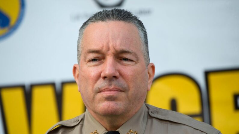 El sheriff Alex Villanueva, del Departamento del Sheriff de Los Ángeles, habla fuera del Salón de la Justicia, en Los Ángeles, California, el 9 de febrero de 2021. (Patrick T. Fallon/AFP vía Getty Images)