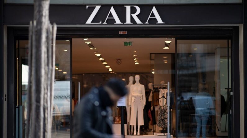 Un hombre se sienta frente a una tienda de prêt-à-porter de Zara en el centro de Nantes, al oeste de Francia, el 25 de marzo de 2021. (Loic Venance/AFP vía Getty Images)
