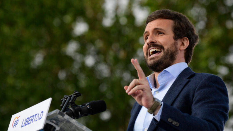 El líder del Partido Popular (PP), Pablo Casado, pronuncia un discurso durante el mitin de cierre de campaña del PP para las elecciones regionales de Madrid, en Madrid (España) el 2 de mayo de 2021. - (Javier Soriano/AFP vía Getty Images)