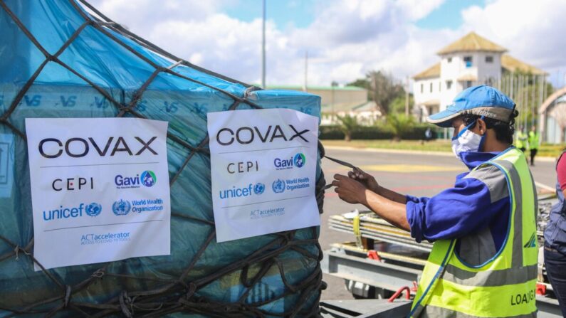 Un trabajador manipula cajas de vacunas COVID-19 de Oxford/AstraZeneca, que forman parte del programa Covax, cuyo objetivo es garantizar un acceso equitativo a las vacunas COVID-19, después de que hayan llegado por avión al aeropuerto internacional de Ivato en Antananarivo, Madagascar, el 8 de mayo de 2021. (Mamyrael/AFP vía Getty Images)