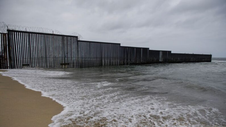 El muro fronterizo cruza la playa cuando termina en el Océano Pacífico a lo largo de la frontera entre México y Estados Unidos, entre San Diego y Tijuana, el 10 de mayo de 2021 en el Parque Internacional de la Amistad, en el condado de San Diego, California. (Patrick T. Fallon/AFP vía Getty Images)
