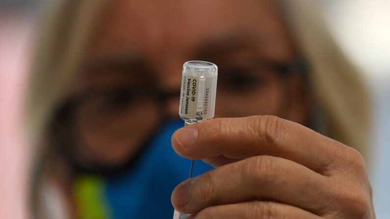 Una trabajadora sanitaria sostiene una jeringa con un vial de la vacuna J&J/Janssen covid-19 en un centro de vacunación en el Centro Wizink de Madrid (España) el 21 de mayo de 2021. (Pierre-Philippe Marcou/AFP vía Getty Images)
