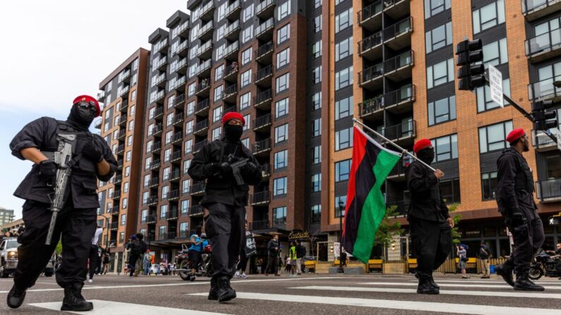 Un grupo armado que se autodenomina "los originales de las panteras negras de Minneapolis" marcha con otros manifestantes durante un acto en recuerdo de George Floyd en Minneapolis, Minnesota, el 23 de mayo de 2021. (Kerem Yucel/AFP vía Getty Images)