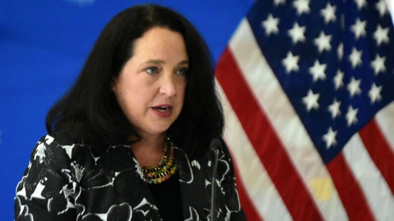 La encargada de negocios de la Embajada de Estados Unidos en El Salvador, Jean Elizabeth Manes, habla a su llegada al Aeropuerto Internacional San Oscar Romero en San Luis Talpa, El Salvador, el 1 de junio de 2021. (Stanley Estrada/AFP vía Getty Images)