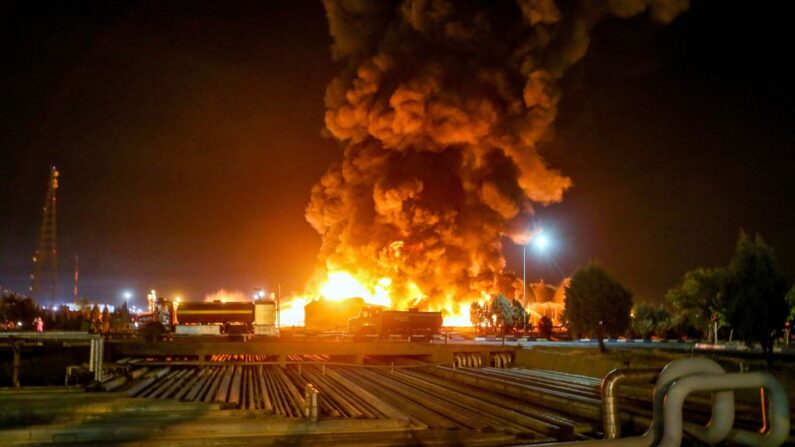En una imagen de archivo tomada a última hora del 2 de junio de 2021 se ve un incendio en una refinería de petróleo en la capital iraní, Teherán. (Vahid Ahmadi/TASNIM NEWS/AFP vía Getty Images)