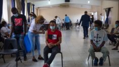 Dominicanos acuden a tomar la tercera dosis con dudas de eficacia de Sinovac