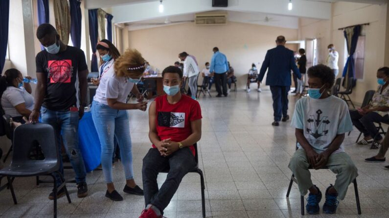 Personas son vacunadas contra el covid-19 en un centro de vacunación en Santo Domingo, República Dominicana, el 4 de junio de 2021. (Erika Santelices/AFP vía Getty Images)