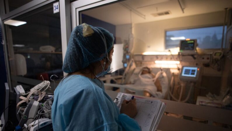 Una enfermera mira en una habitación privada insolada en una Unidad de Cuidados Intensivos (UCI) de covid-19, en un hospital privado de Montevideo (Uruguay), el 04 de junio de 2021. (Pablo Porciuncula/AFP vía Getty Images)