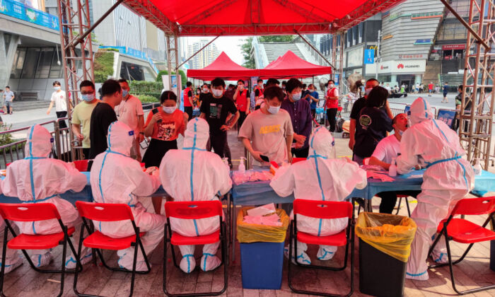 Las personas se someten a pruebas de ácido nucleico de COVID-19 en Shenzhen, provincia de Guangdong, el 6 de junio de 2021. (STR/AFP a través de Getty Images)