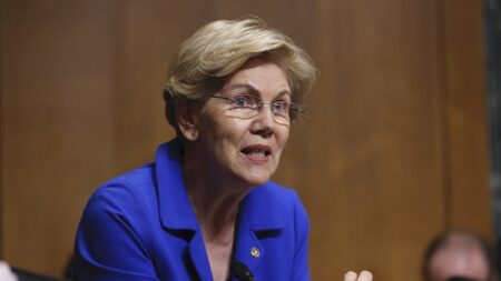 Warren advierte contra la eliminación de Donald Trump de las boletas electorales de 2024