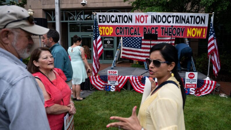 Momentos previos a una manifestación contra la "Teoría Crítica de la Raza" (CRT) enseñada en algunas escuelas, en el centro de Gobierno del Condado de Loudoun en Leesburg, Virginia, el 12 de junio de 2021. (Andrew Cballlero-Reynolds/AFP vía Getty Images)