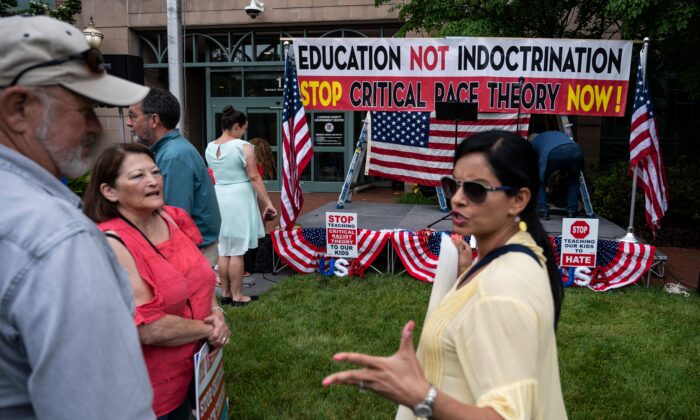 La gente habla antes del inicio de un mitin contra la "teoría crítica de la raza" (TCR) que se enseña en las escuelas, en el centro gubernamental del condado de Loudoun, en Leesburg, Virginia, el 12 de junio de 2021. (Andrew Cballlero-Reynolds/AFP a través de Getty Images)