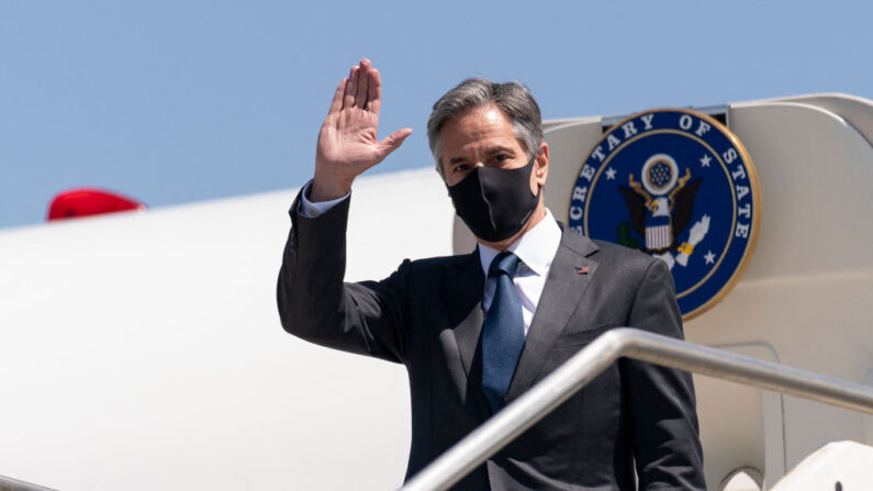 El secretario de Estado Antony Blinken saluda a su llegada al aeropuerto de Ciampino en Roma, el 27 de junio de 2021. (Andrew Harnik/POOL/AFP a través de Getty Images)
