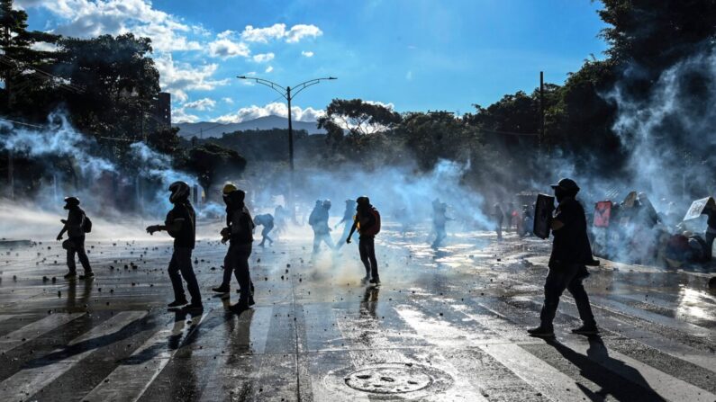 Manifestantes se enfrentan a la policía antidisturbios durante una protesta contra el gobierno en Medellín, Colombia, el 28 de junio de 2021. (Joaquín Sarmiento/AFP vía Getty Images