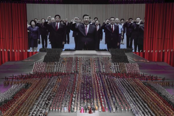 Una pantalla grande que muestra al líder comunista de China, Xi Jinping, durante una gala masiva que marca el centenario del Partido Comunista en el estadio olimpico 'Nido de Pajaro', en Beijing, China, el 28 de junio de 2021. (Lintao Zhang/Getty Images)