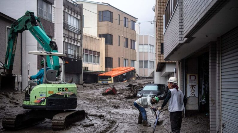 Los trabajadores retiran el barro y los escombros en el lugar de un deslizamiento de tierra tras días de fuertes lluvias en Atami, en la prefectura de Shizuoka, Japón, el 3 de julio de 2021. (Charly Triballeau/AFP vía Getty Images)