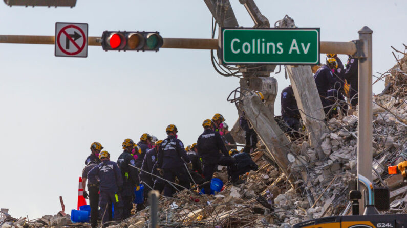 Rescatistas trabajan en una pila de escombros después de que el condominio Champlain Towers South, de 12 pisos, parcialmente colapsado, fuera derribado con una demolición controlada el 5 de julio de 2021, en Surfside, Florida. (Saul Martinez/Getty Images)
