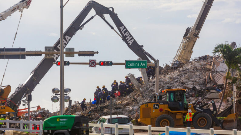 Los trabajadores de rescate continúan trabajando en una pila de escombros después de que el condominio Champlain Towers South, de 12 pisos, parcialmente colapsado, fuera derribado con una demolición controlada el 5 de julio de 2021 en Surfside, Florida (EE.UU.). (Saul Martinez/Getty Images)