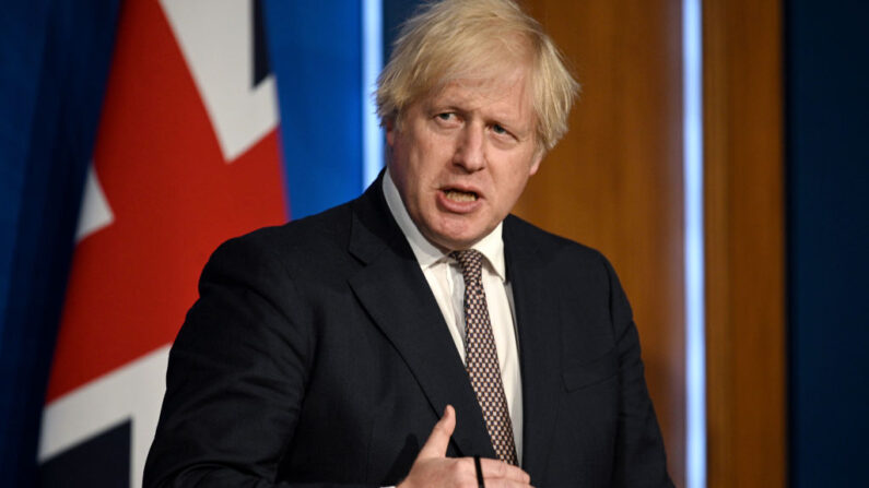 El primer ministro británico, Boris Johnson, ofrece una actualización sobre la relajación de las restricciones impuestas en el país durante la pandemia de covid-19 en una conferencia de prensa virtual en Downing Street el 5 de julio de 2021 en Londres, Inglaterra. (Daniel Leal-Olivas - WPA Pool/Getty Images)