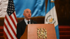 Secretario de Seguridad de EE.UU. llega a Guatemala con migración en la agenda