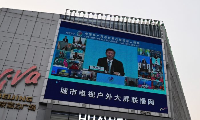 Una pantalla fuera de un centro comercial muestra al líder chino Xi Jinping pronunciando un discurso durante una cumbre del Partido Comunista de China con los Partidos Políticos del Mundo, en Beijing, el 7 de julio de 2021. (Jade Gao/AFP a través de Getty Images)