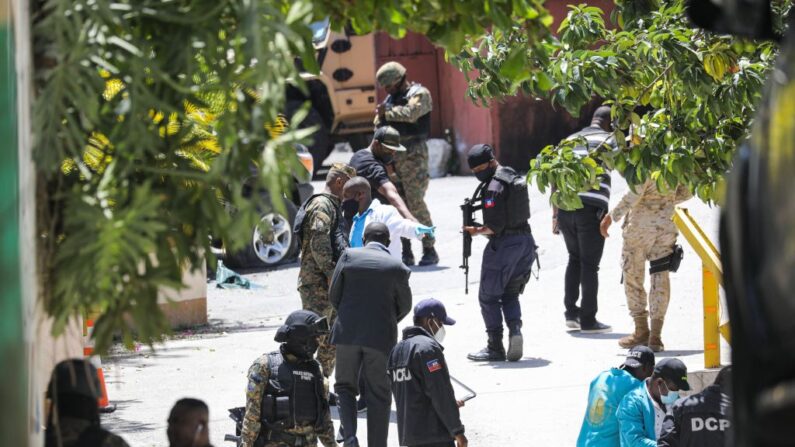 Miembros de la policía haitiana y forenses buscan pruebas fuera de la residencia presidencial el 7 de julio de 2021 en Puerto Príncipe, Haití, después del asesinato del presidente Jovenel Moise. (Valerie Baeriswyl/AFP vía Getty Images)