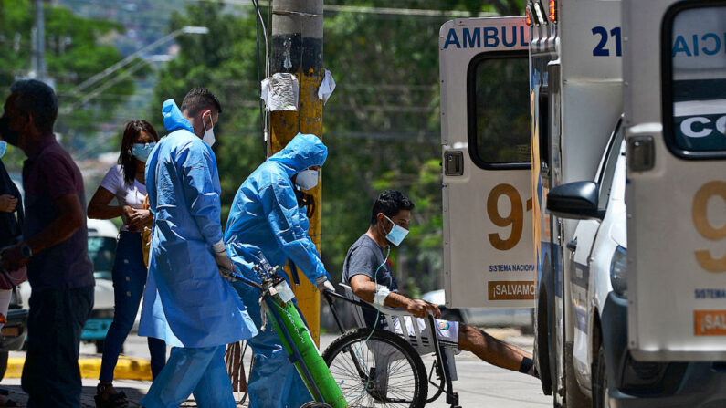 Trabajadores de salud del Comité Permanente de Contingencia (COPECO) transportan a un hombre infectado con COVID-19 al Hospital General San Felipe en Tegucigalpa (Honduras), el 7 de julio de 2021. (Orlando Sierra/AFP vía Getty Images)