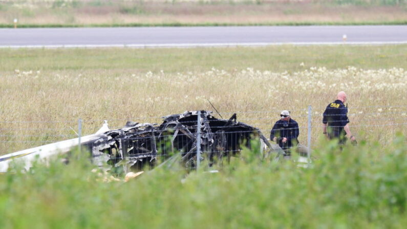 Agentes de policía investigan los restos de la avioneta frente al aeropuerto de Orebro (Suecia) el 9 de julio de 2021. (Jeppe Gustafsson/TT NEWS AGENCY/AFP vía Getty Images)