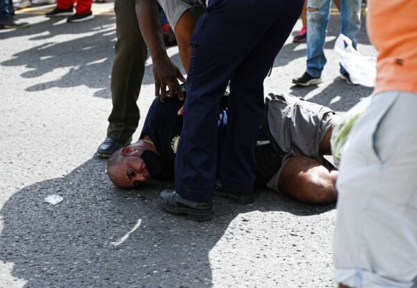 Un hombre es arrestado durante una manifestación pacífica contra el régimen del líder cubano Miguel Díaz-Canel en La Habana (Cuba), el 11 de julio de 2021. (Yamil Lage/AFP vía Getty Images)
