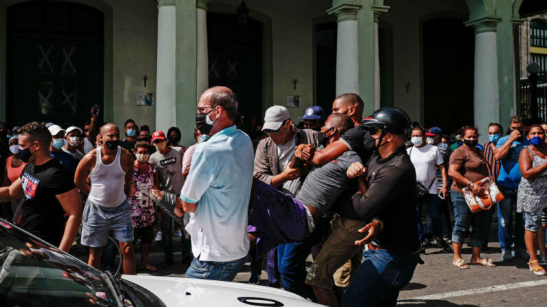 Un hombre es arrestado durante una manifestación contra el régimen del líder cubano Miguel Díaz-Canel en La Habana, el 11 de julio de 2021. (Adalberto Roque/AFP vía Getty Images)