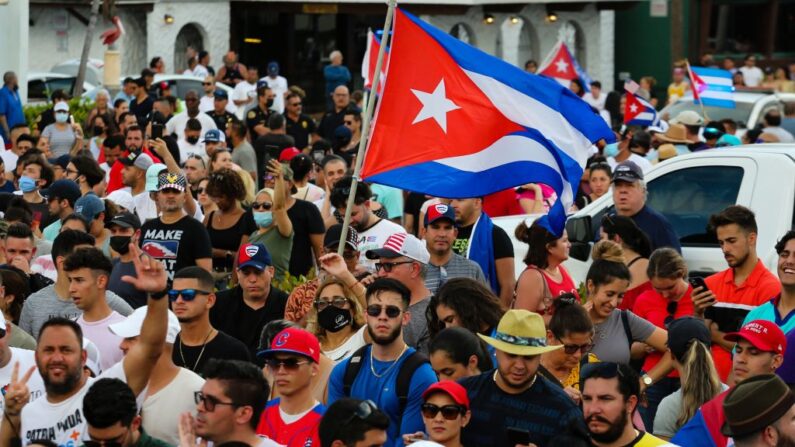 Personas se manifiestan, algunas con banderas nacionales cubanas, durante una protesta contra el régimen cubano en Miami (EE.UU.) el 11 de julio de 2021. (Eva Marie Uzcategui/AFP vía Getty Images)