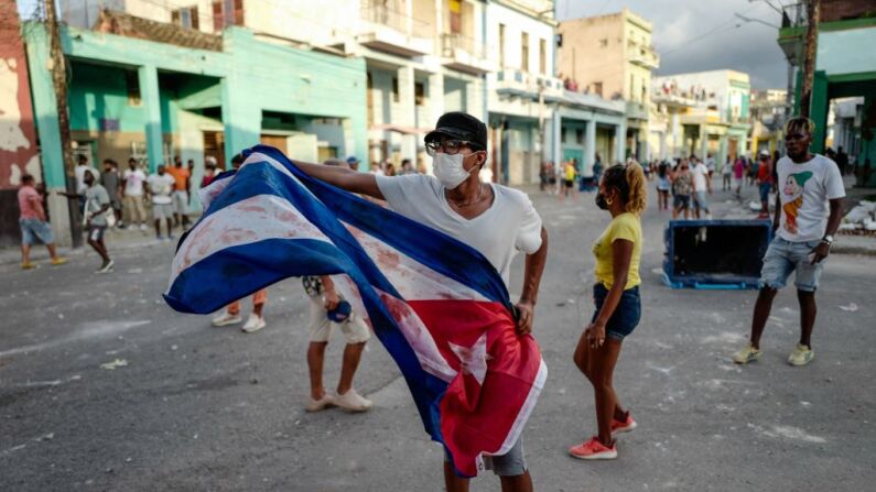 Un hombre agita una bandera cubana durante una manifestación contra el régimen del líder cubano Miguel Díaz-Canel, en La Habana (Cuba), el 11 de julio de 2021. (Adalberto Roque/AFP vía Getty Images)